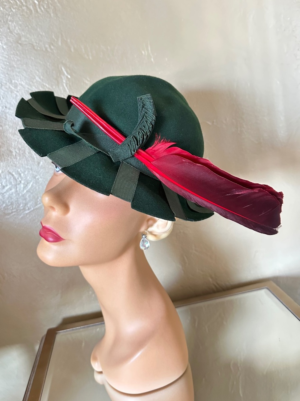 FESTIVE 1940s' VINTAGE HAT + GREEN FELT & GROSGRAIN BRIM + RED FEATHERS